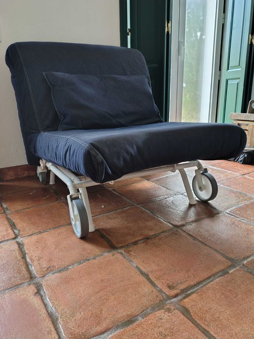 Cama solteiro, poltrona e candeeiro