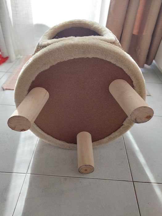 Casinha/ Arranhador para gatos