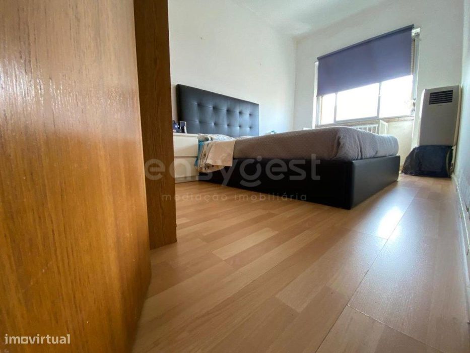Apartamento central T2 na Moita em bom estado
