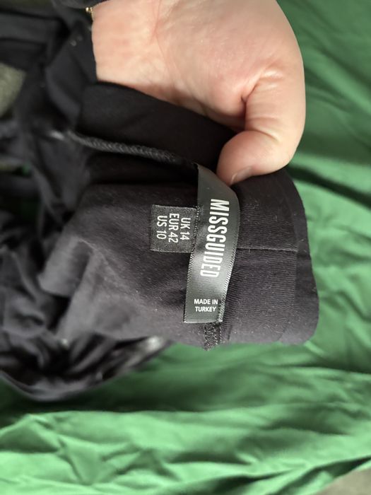 Czarne body z odkrytymi ramionami