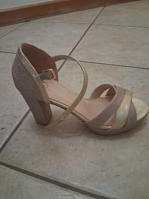 Sapatos/sapatilhas como novas