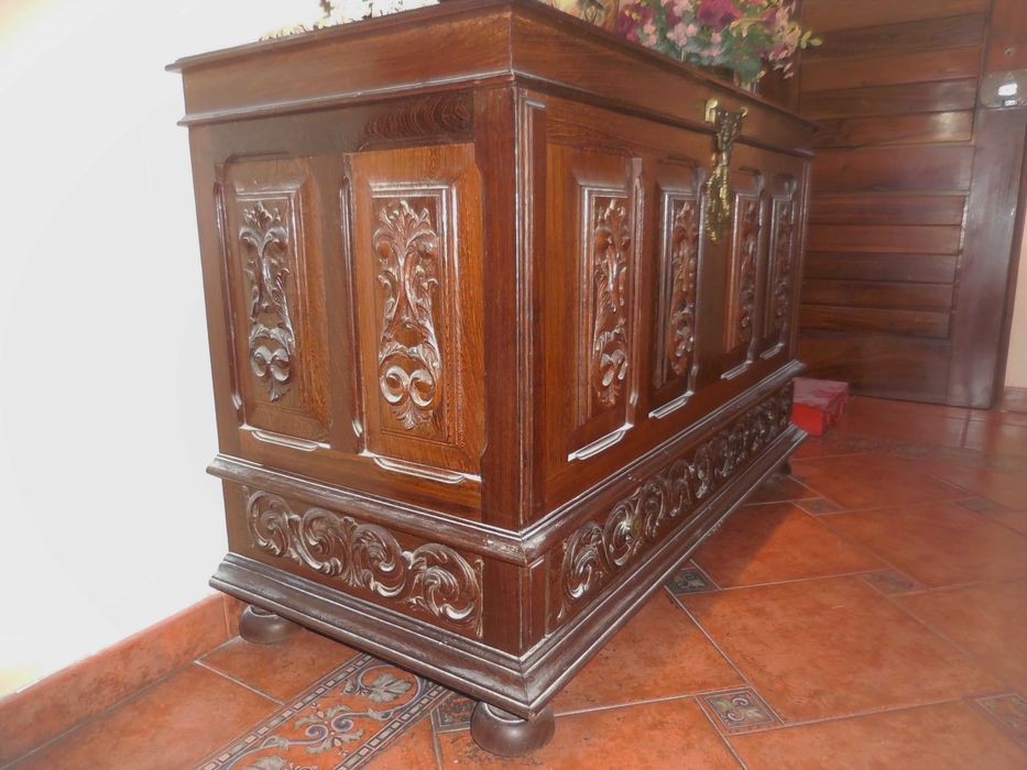 Arca Maciça de Madeira Nobre  Jambirre