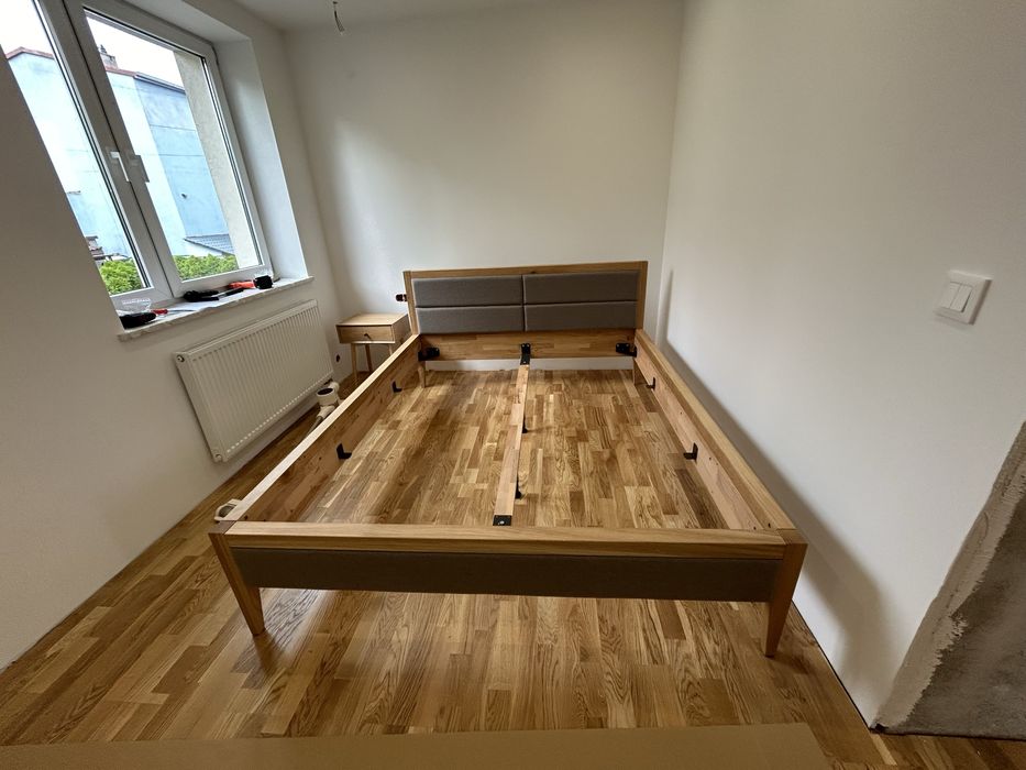Dębowe łóżko