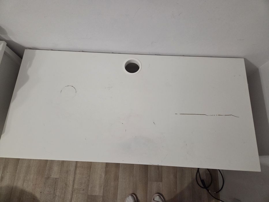 Białe biurko Ikea