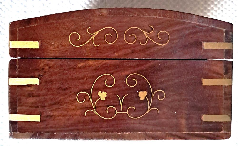 Guarda jóias de madeira com embutidos dourados