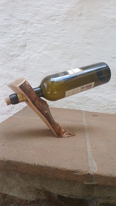 Suporte de garrafa em madeira natural. Estilo Rústico