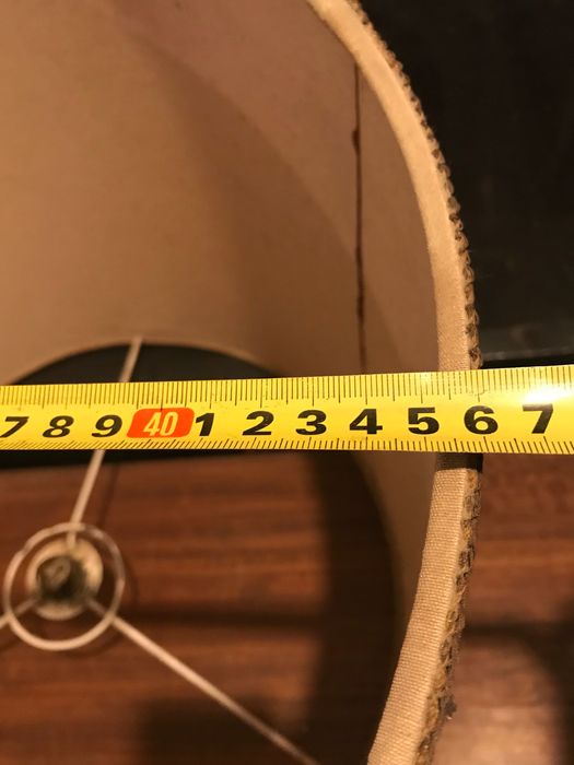 Abajour branco com debroado dourado diâmetro 46