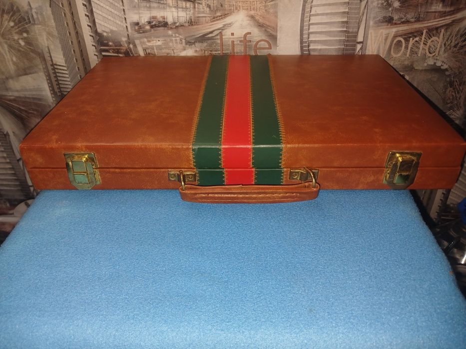 Нарды на подарок в кожаном чемодане.