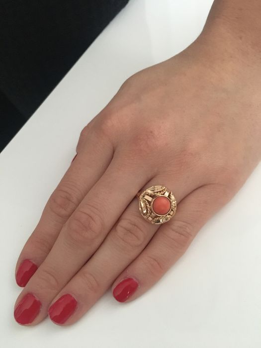 Pierscionek 14k złoty kopułka naturalny koral.