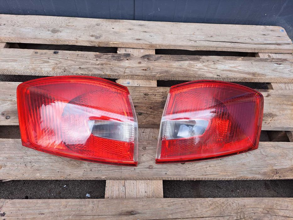 Lampa w błotnik tylna PRAWA / LEWA Ford Kuga Mk1