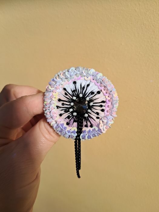 Брошка ручної роботи «Оберіг Мотанка» у рожевих тонах