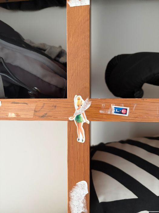 Móvel em Madeira com prateleiras amovíveis, necessidade de restauro superficial