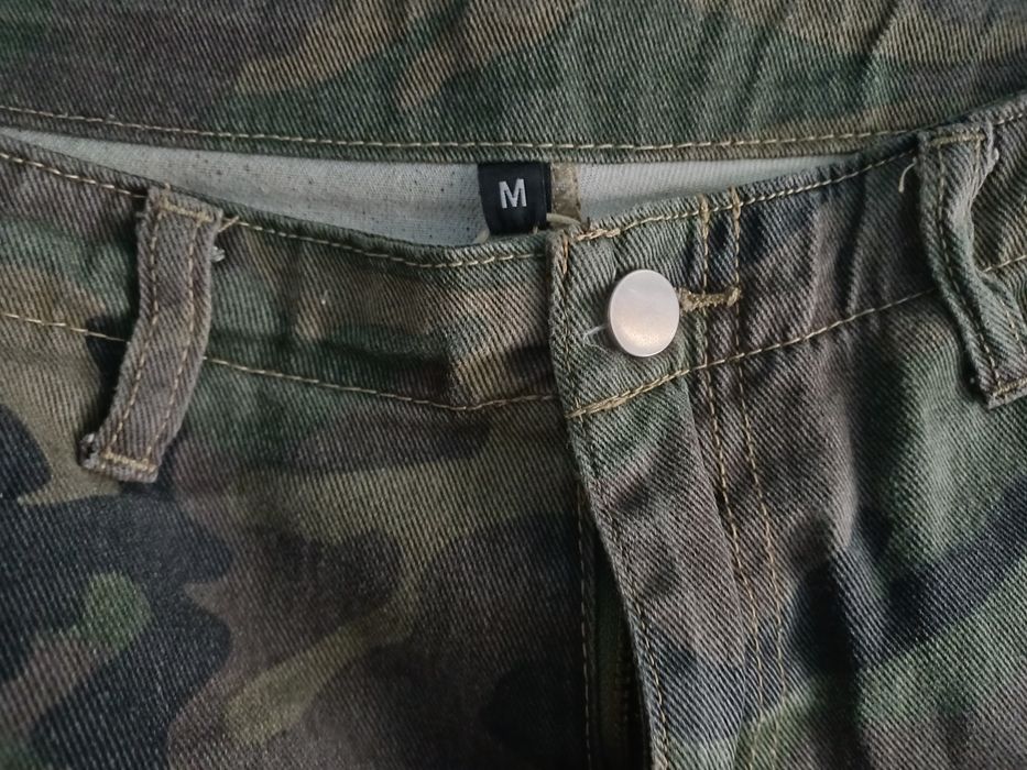 Джинсові шорти; камуфляжні баггі