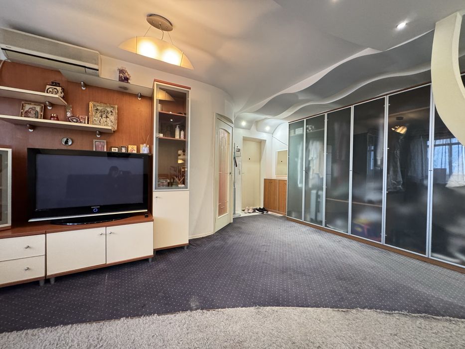 Продам 3к.кв возле метро Спортивная