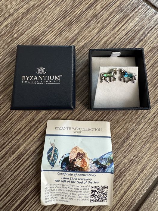 Сережки пуссети, цвяшки у вигляді коней з мушель пауа від byzantium collection, родієве покриття, оригінал