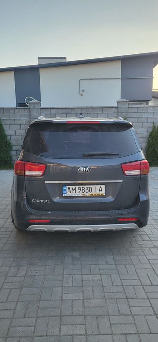 продаж Kia Carnival в гарному стані
