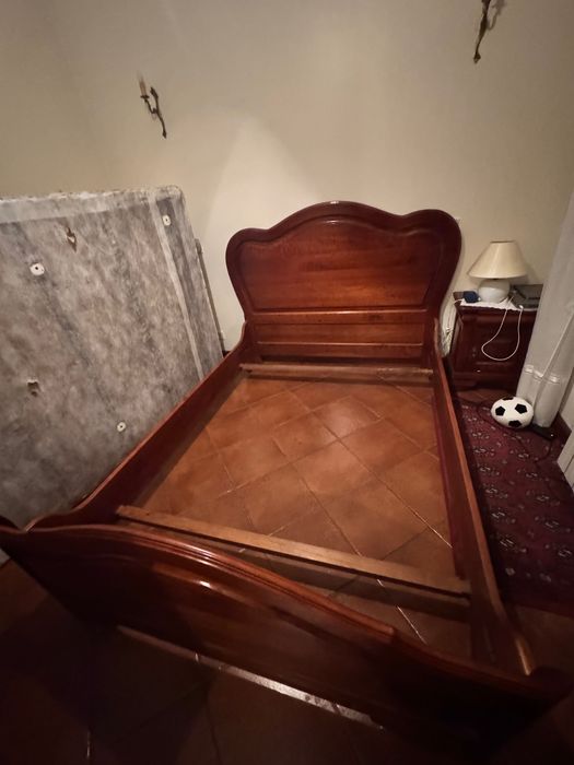 Cama antiga em madeira maciça — estilo clássico