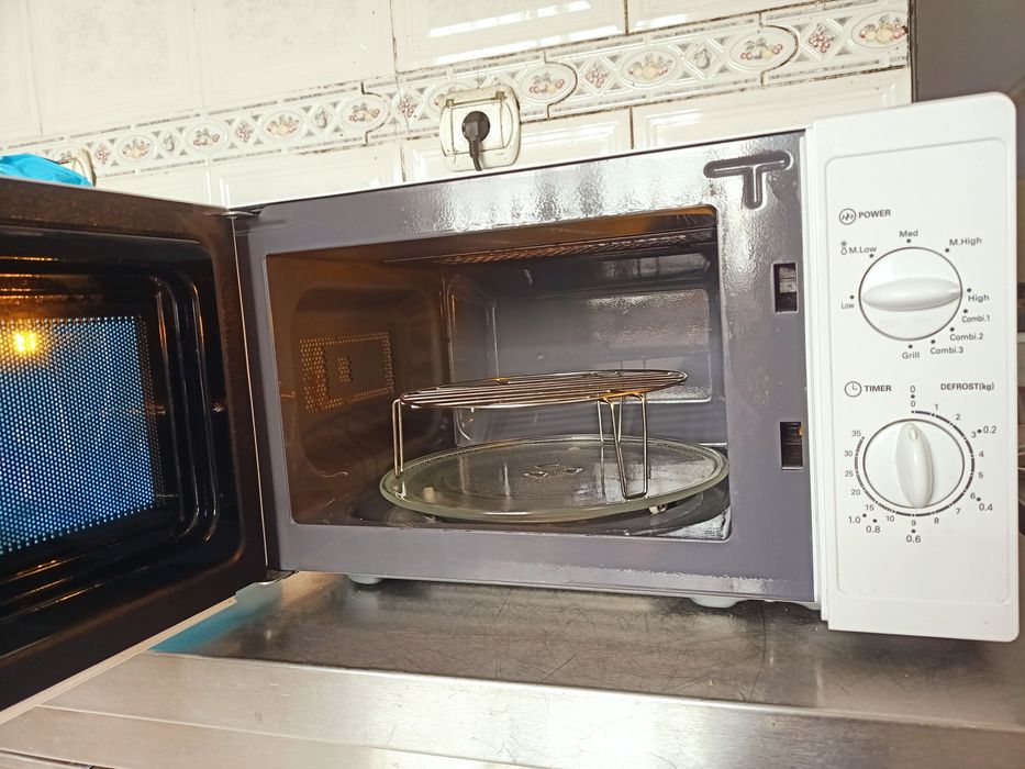 Micro-ondas 20L  em bom estado de conservação
