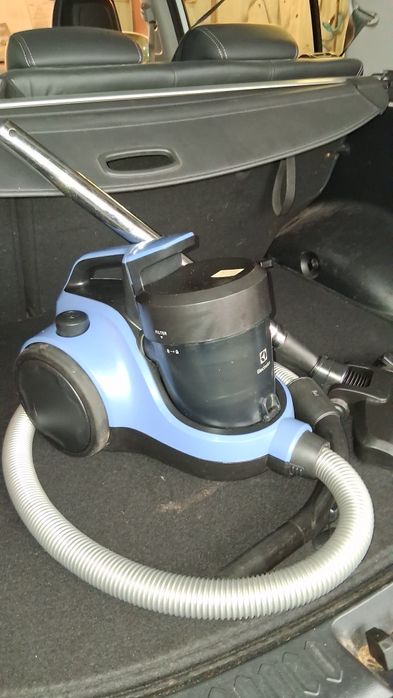 Odkurzacz bezworkowy elektrolux 700w  system  filtracji  kabel 1.7 m