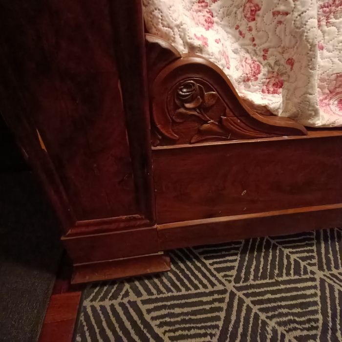 Cama antiga de encostar á parede.