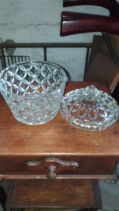 Esta peça é uma bomboniere de Cristal com Design Facetado