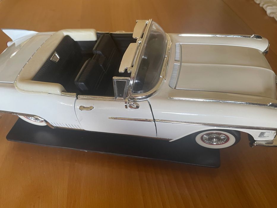 Model  kolekcjonerski samochodu cadillac 1:18
