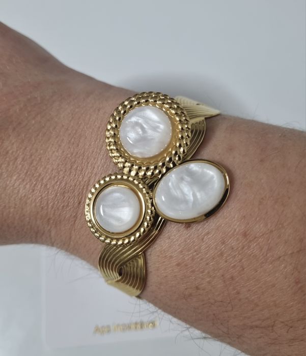 Pulseira/escrava dourada, em aço, com 3 peças em madrepérola.Ajustável