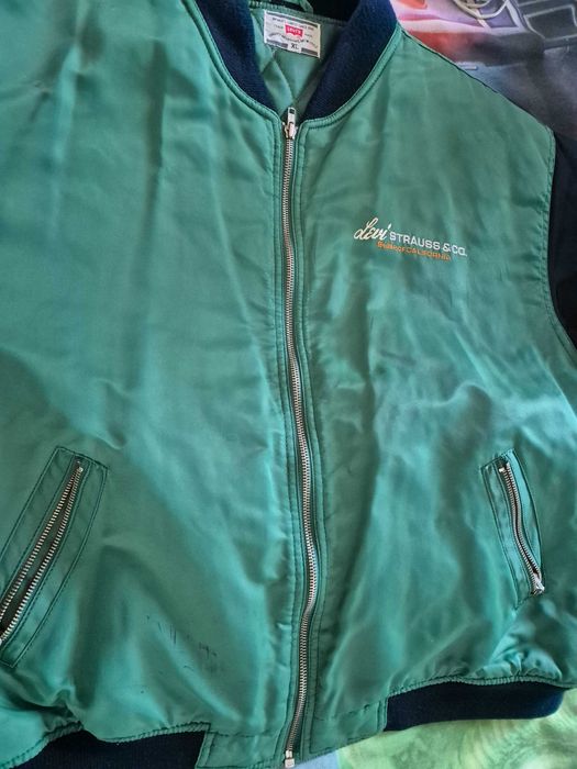 Várias peças de roupa novas e smi novas da marca Levis e decénio
