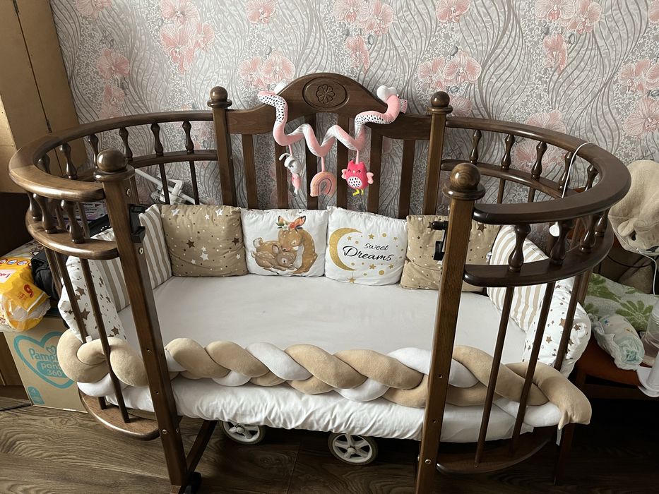 Овальне дитяче ліжечко