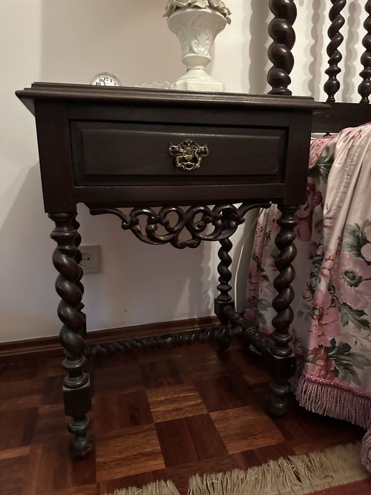 2 Mesas de cabeceira clássicas  em madeira