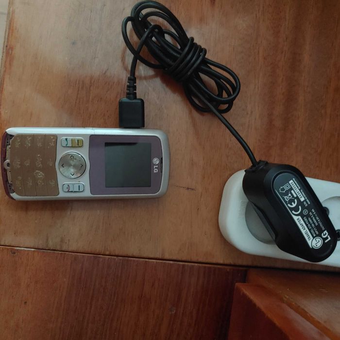 LG GB 102.а також Sharp GX 10 телефон.