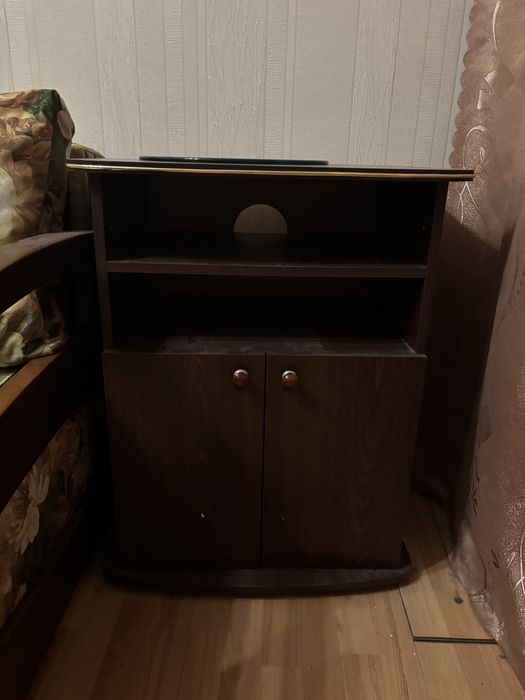 Диван, стенка, тумбочка, кухонние ящики .