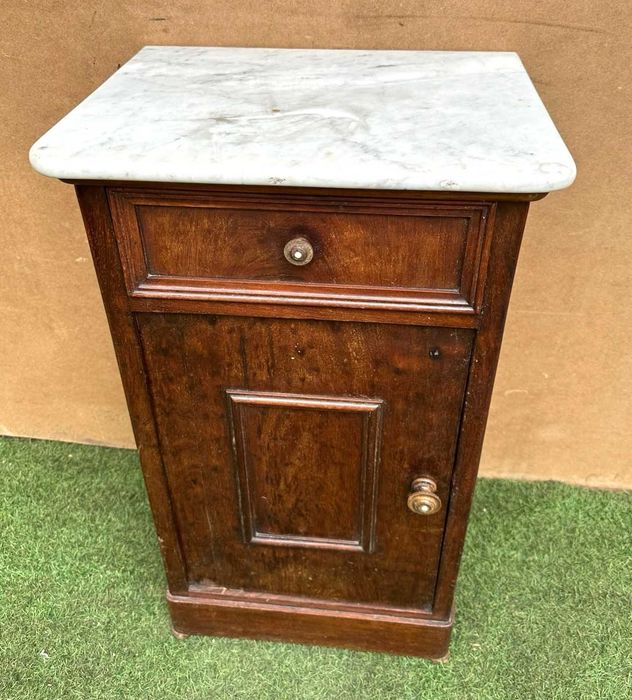 Mesa de cabeceira antiga