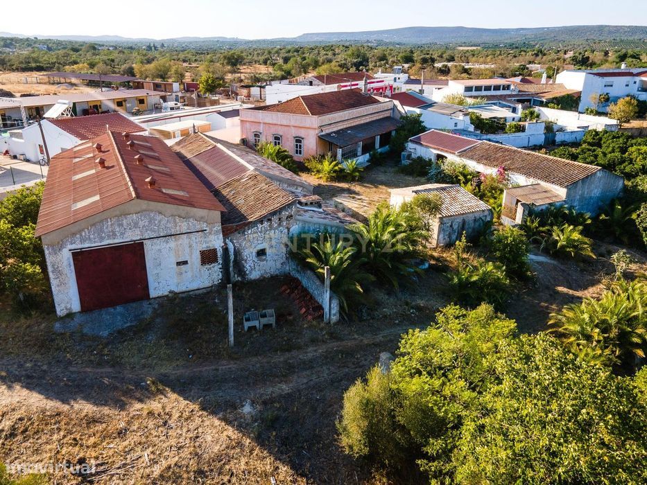 Quinta com moradia senhorial T6 e terreno de 2,49 hectares em Alcaria,