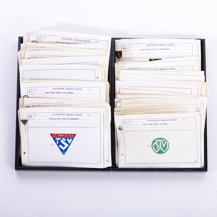 Colecionismo desportivo - Colecção de pins emblemas e crachás - 215
