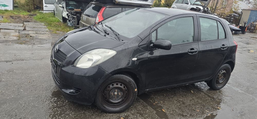 Zderzak drzwi maska błotnik 209 Toyota Yaris II silnik 1,3 części