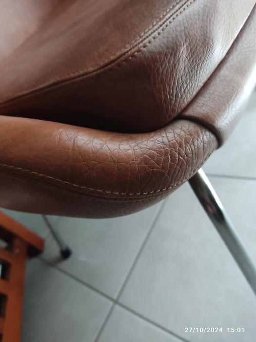 2 cadeirões de pele verdadeira