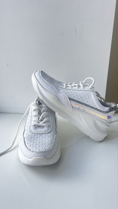 Кросівки жіночі шкіряні