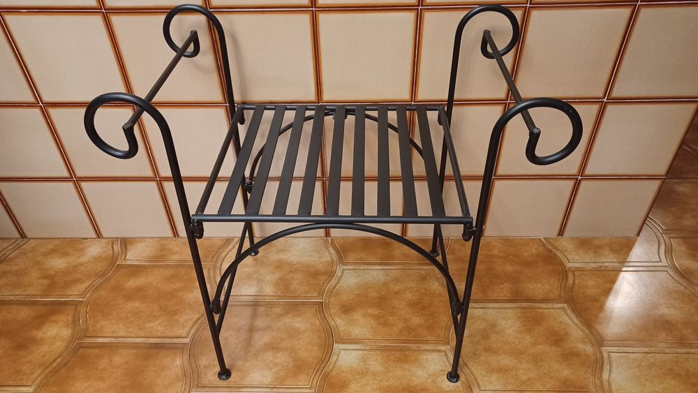 Banco de ferro forjado preto, design clássico