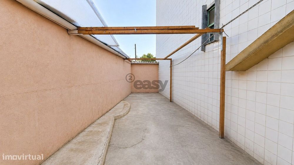 Moradia T1 com pátio para remodelação