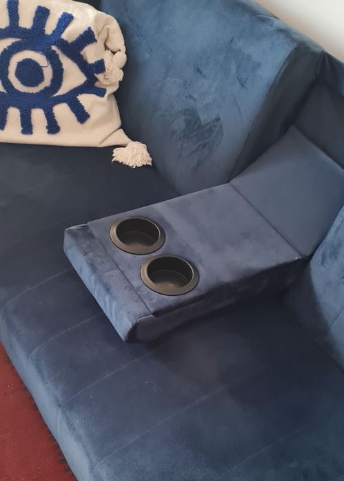 Sofá cama e cadeirão para 3 pessoas com abertura no meio para por 2 copos