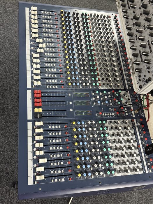 Продаю Soundcraft LX7ii 24