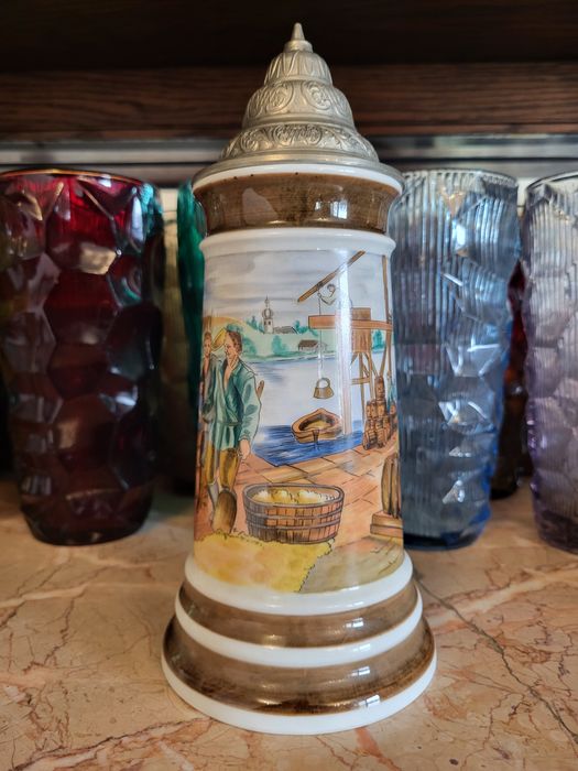 Duży porcelanowy sygnowany kufel z cynową klapką