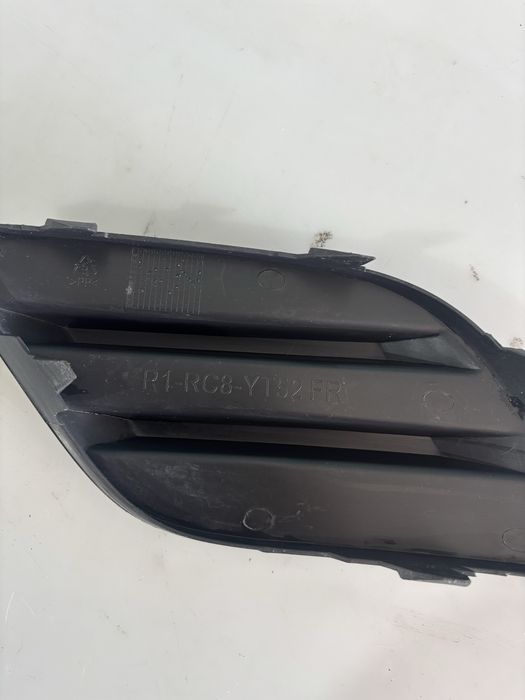 Grelha/moldura farol de nevoeiro Ford Fiesta