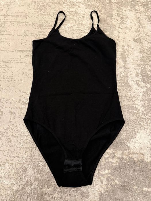 Чорне боді на шлейках – стильне та універсальне