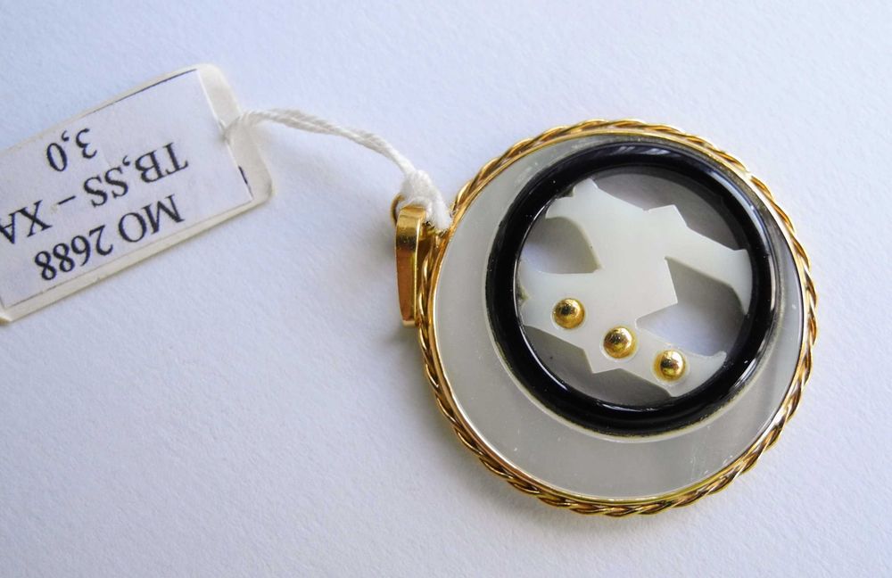 Vintage Design Medallion in Solid Gold, Black Lacquer, and Mother-of-Pearl