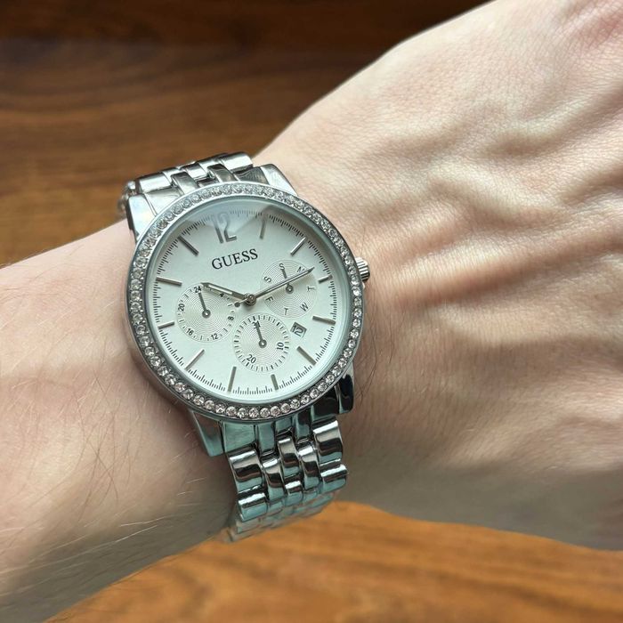 Жіночий годинник Guess срібного кольору на браслеті з робочою датою