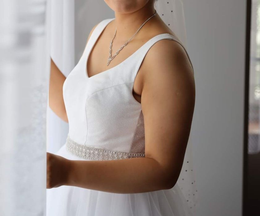 Suknia ślubna ze srebrnym paskiem