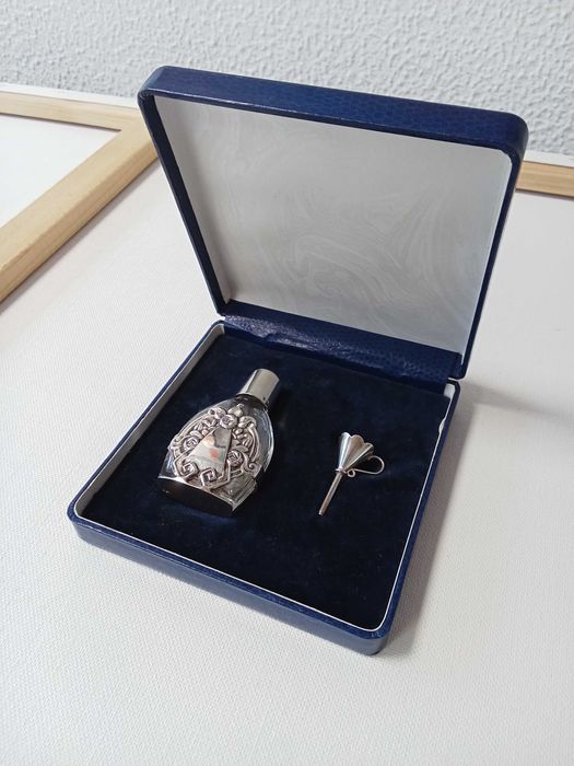 Frasco de perfume em Prata conjunto com estojo