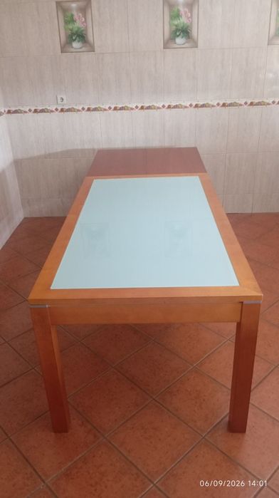 Mesa de vidro e madeira